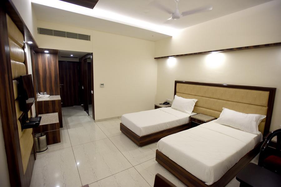 Ānand Hotel Sach Regency מראה חיצוני תמונה