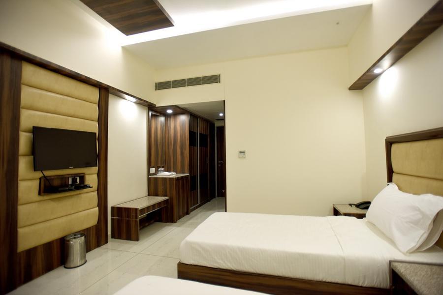 Ānand Hotel Sach Regency מראה חיצוני תמונה